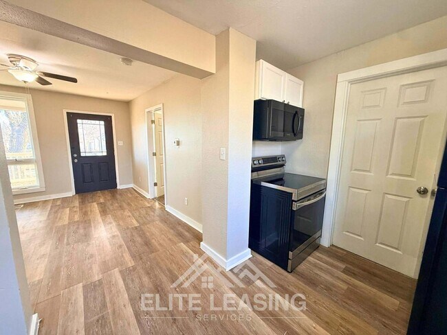 Photo - Charming 3 Bedroom Home close to Hospitals! Available Now!