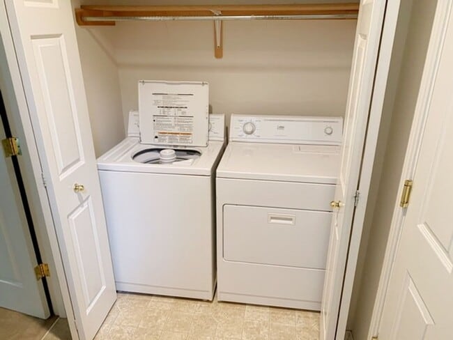 Building Photo - East Anchorage Townhouse with Yard, Garage, and W/D In unit! Close to JBER!