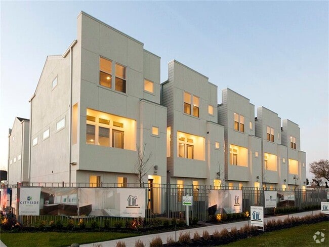 Building Photo - EaDo’s Most Exciting Place to Call Home!