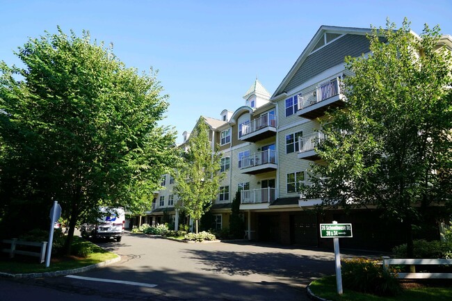Building Photo - Quaker Green Professional Condo