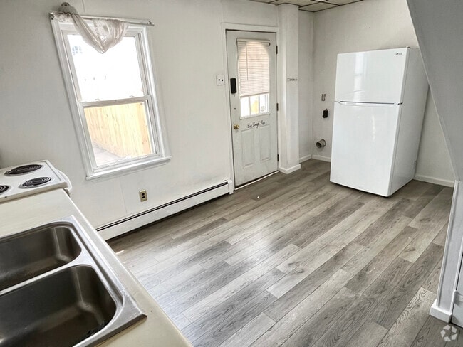 Building Photo - 10 E Carroll St Rental