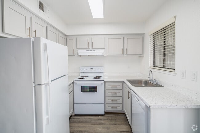 Apartamento en planta baja de 2 dormitorios y 1 baño - 653 pies cuadrados - Cocina - Courtyard Cottages