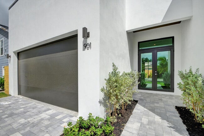 Photo - 901 Upland Rd