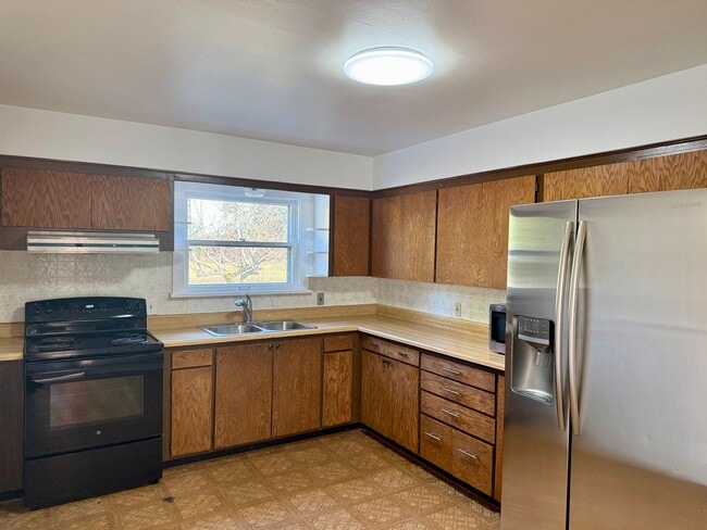 Photo - Spacious 2 bed/ 1 bath Home with Fenced Yard $2400/mo.