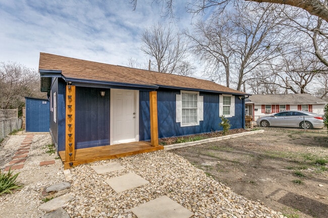 Building Photo - Lewisville house