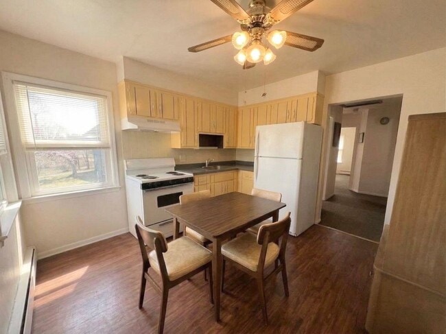 Building Photo - 70 Oak St