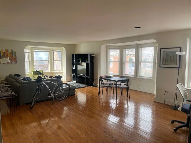 Spacious 2BR/2BTH Flat w/ HW Floors, A/C, ... - Spacious 2BR/2BTH Flat w/ HW Floors, A/C, ... Apartment Unit #33