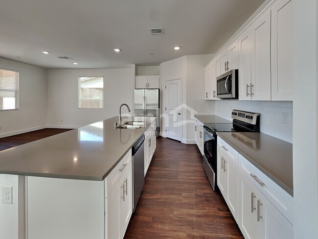 Photo - 134 Charmante Tulip Lane