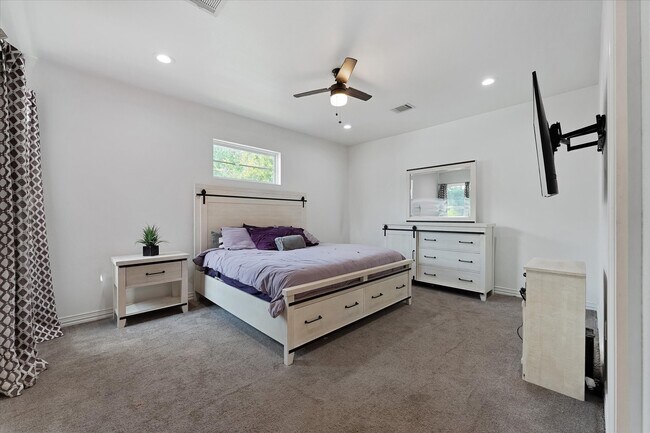 Photo - 4547 Newberry St