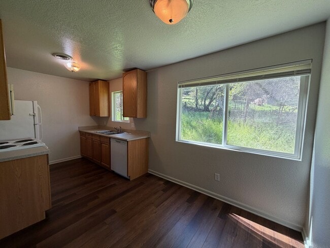 Photo - AVAILABLE NOW!! Adorable Unit Near Downtown Sonora! Newly Painted Throughout!