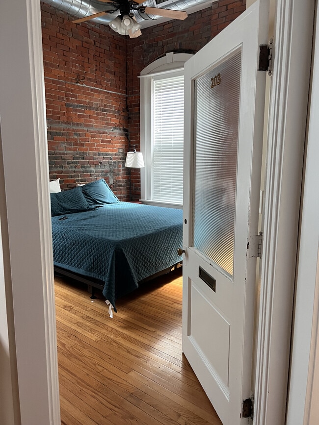 Photo - 124 N Neil St