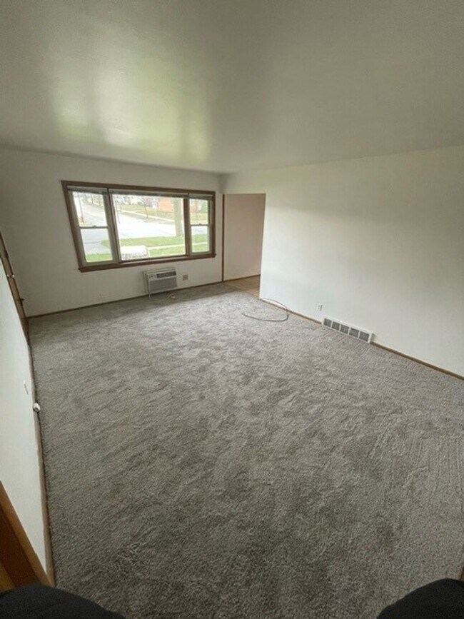 Photo - Charming & Bright 2-Bedroom Apartment in Milwaukee's Fairview Neighborhood! Unit Apt #3