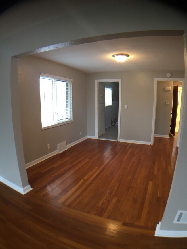 Large updated windows provide lots of light. - 66 Wiltshire Boulevard Unidad 66 Upper