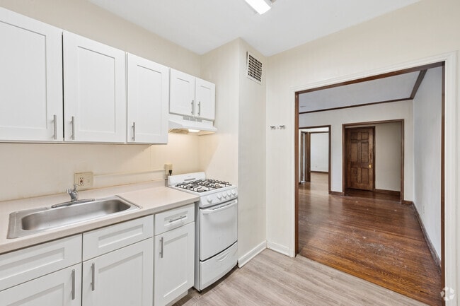 1BR, 1BA - 700SF - Kitchen - Johnson Apartments
