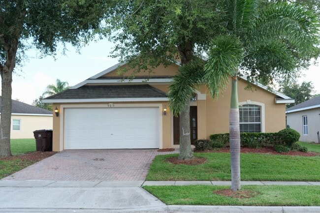 4 Bedroom Pool Home Available Now! - 4 Bedroom Pool Home Available Now!