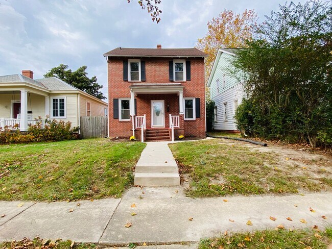 Photo - Beautifully Renovated 4bdrm/1.5bth House L...