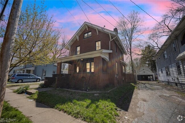 Building Photo - 256 E York St Rental