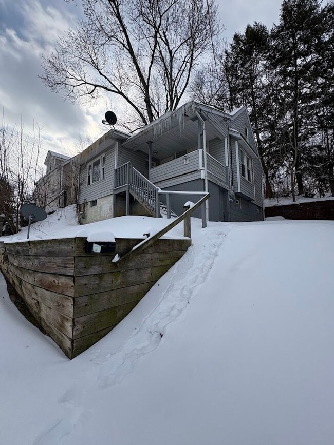 Building Photo - Three bedroom one bathroom home for rent