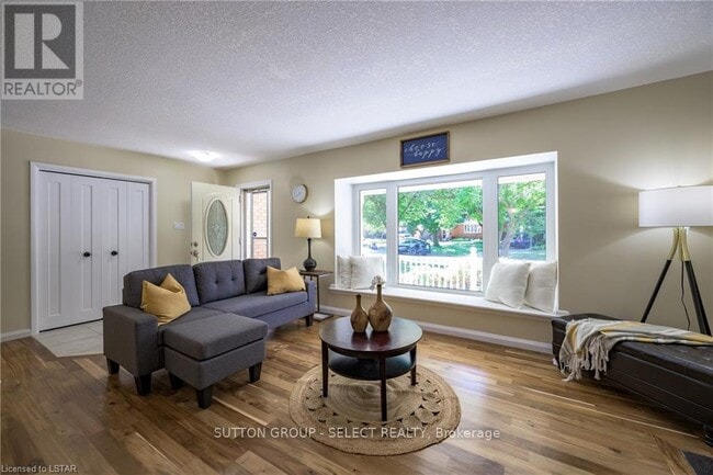 Photo - 6 Kirkton Ct