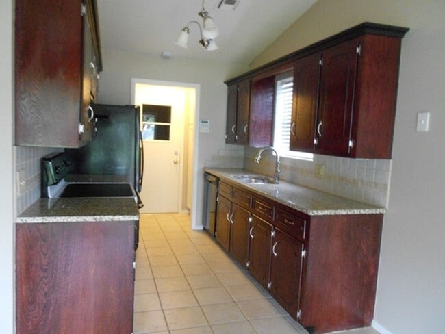 Photo - 305 NE 46th St