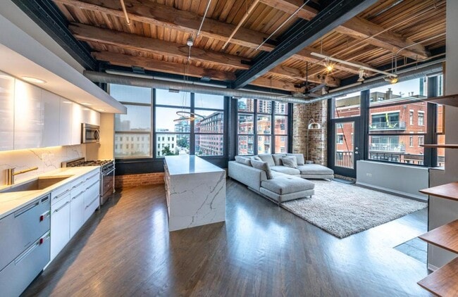Building Photo - 226 N Clinton St Rental