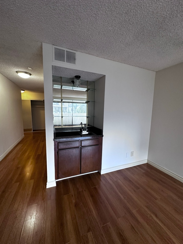 Photo - 135 N Swall Dr Unidad 104