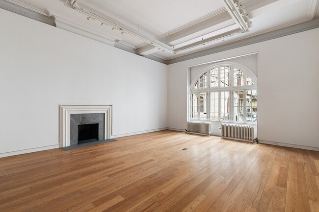 Building Photo - 127 E 69th St Unit Retail
