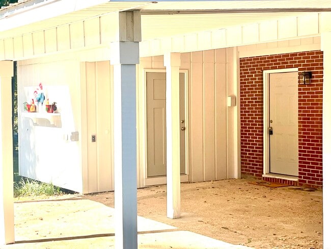 Photo - 685 S Waukeenah St