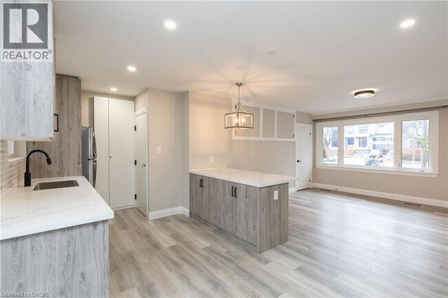 Photo - 402 THIRD Line