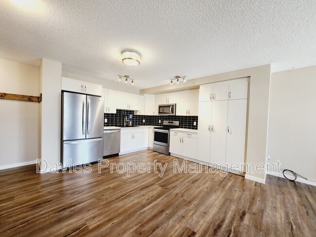 Photo - 17215-17219 9 Avenue Southwest