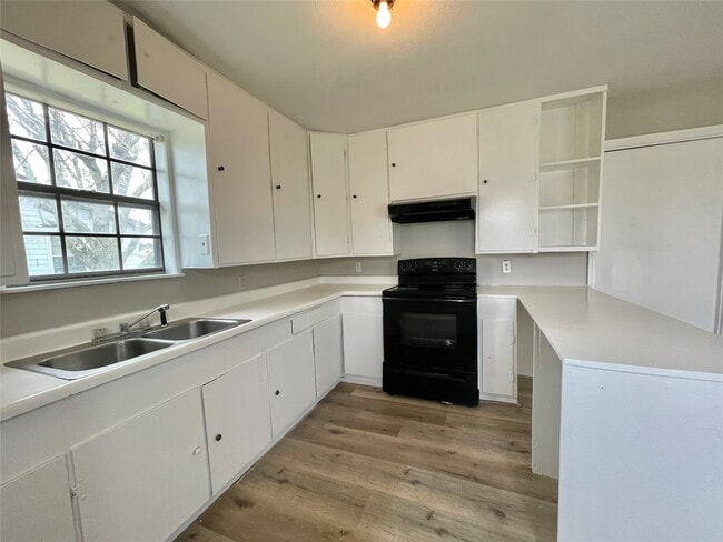 327 W 7th St