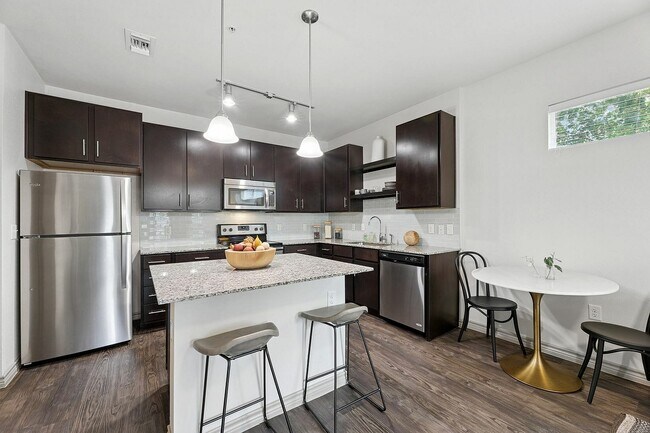 Cocina espaciosa y moderna con amplio espacio de almacenamiento. - Highline Apartments