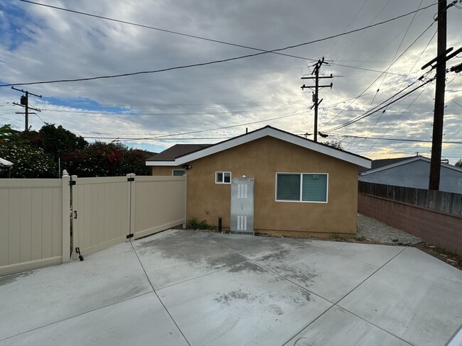 Photo - 1351 Baldwin St