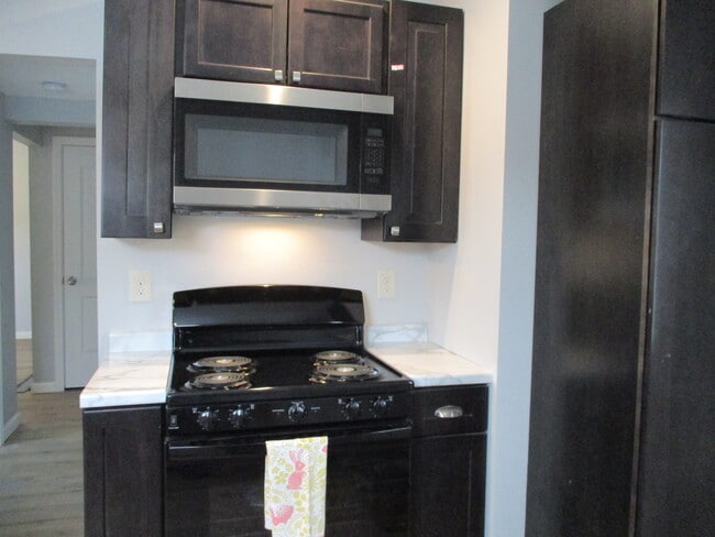 Kitchen - 461 Broadway St Unit #2