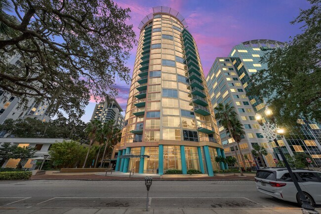Building Photo - Downtown Orlando One Bedroom with Lake Eola View * * Modernized Waverly Condo Unit 614