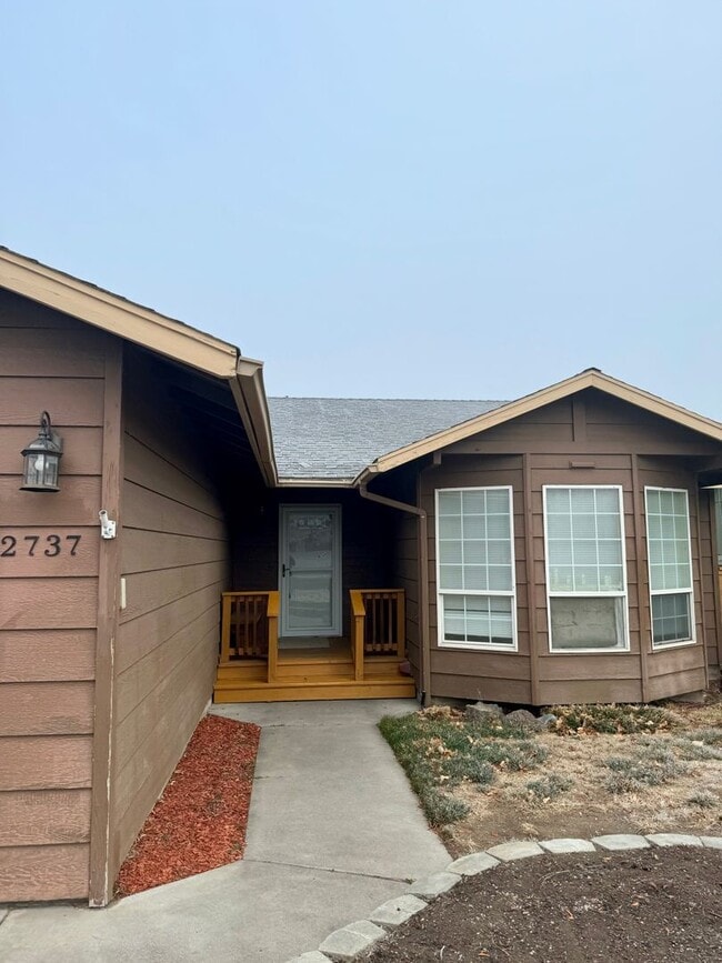 Building Photo - Adorable Home in SW Redmond with Huge Back...