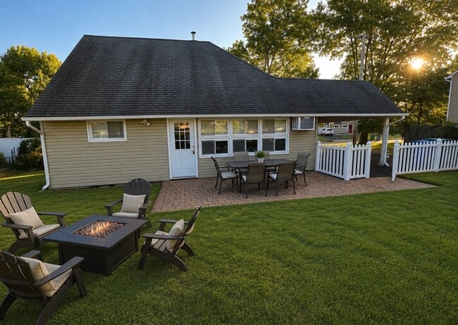 Building Photo - Welcome to this 4 bedroom 2 bath home in the Crabtree section of Levittown.
