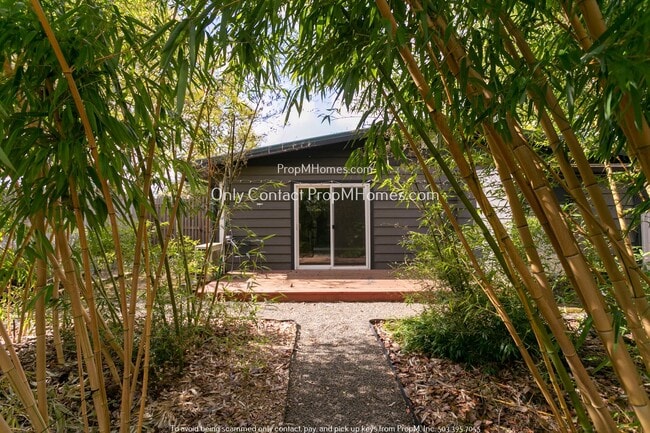 Building Photo - Lovely Two Bedroom Duplex In North Portland W/ Beautiful Backyard! Unit 8327 N Hudson Street