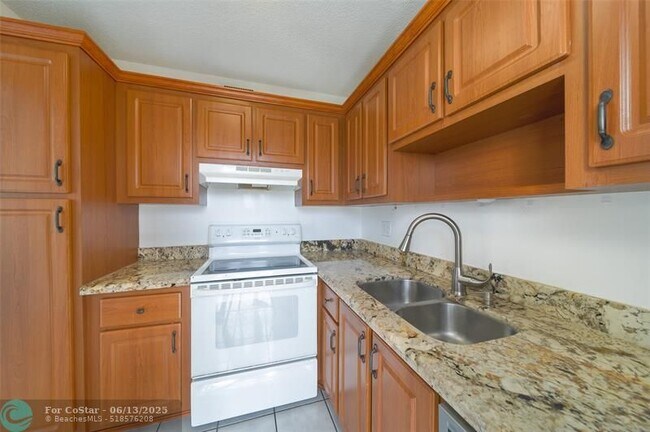 Building Photo - 2555 NE 11th St Unit 403 Rental