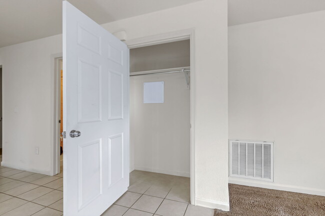 Photo - 1577 Chase St