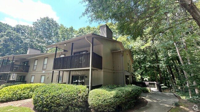Building Photo - Vinings Run 1 Bedroom Condo, Minutes from ...