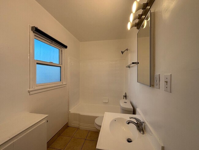 Photo - Glenoaks, 625-633 1/2