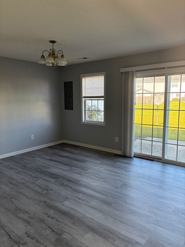 Photo - Delightful 2 bedroom 2.5 bath located in Hubert. Just a short drive to Camp Lejeune, area beaches...