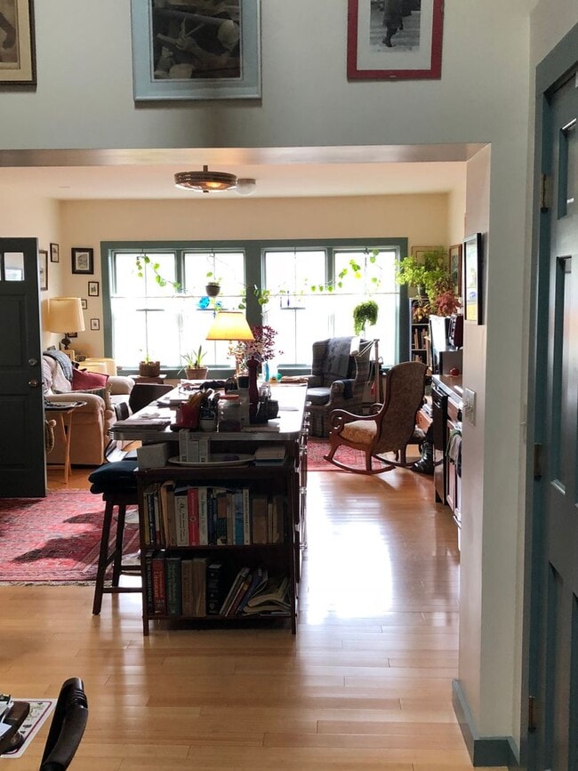 Building Photo - White Sulphur, LLC 165 Unit Apt. B