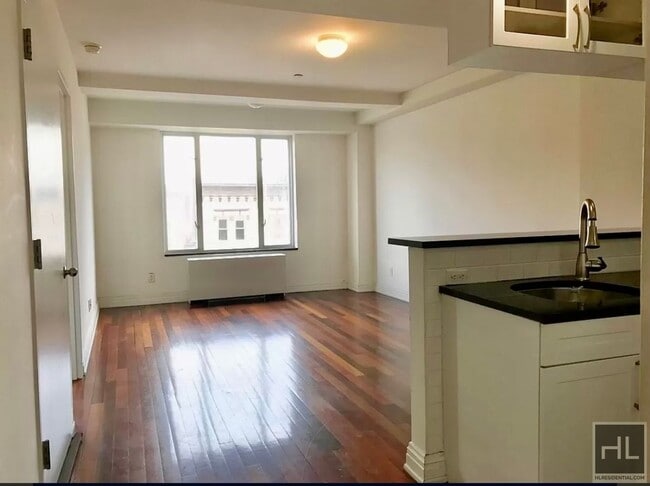 Photo - 31 AVENUE Unit 3C