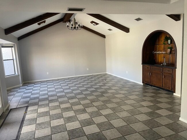 high ceiling living room - 1114 Bluebird Ave