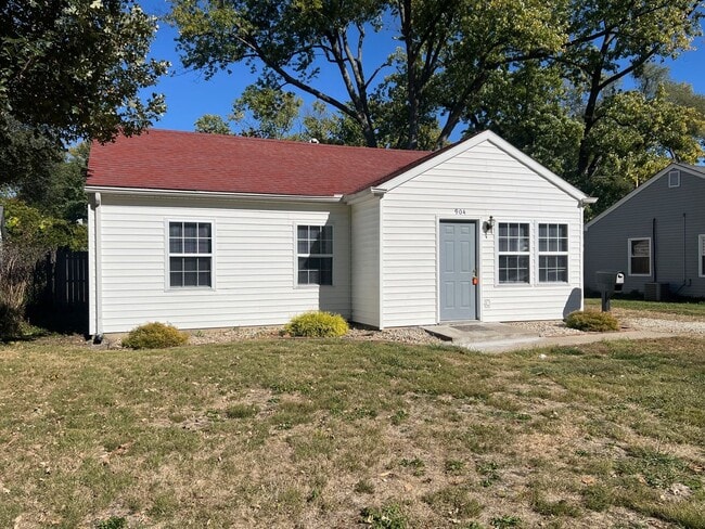 Building Photo - 3 Bedroom home with Fenced Yard - Availabl...