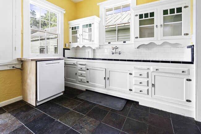 Photo - 165 Alix St