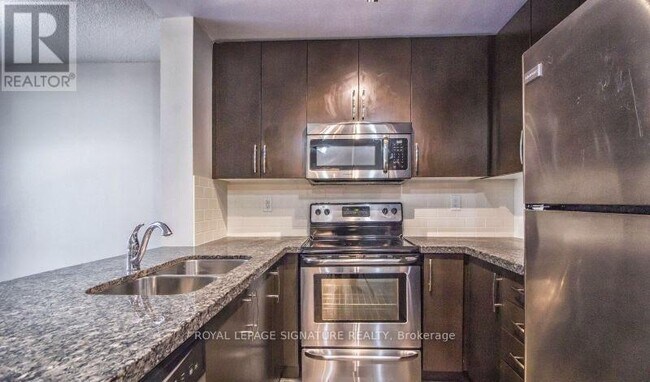 Photo - 3 Michael Power Pl Unité 1401