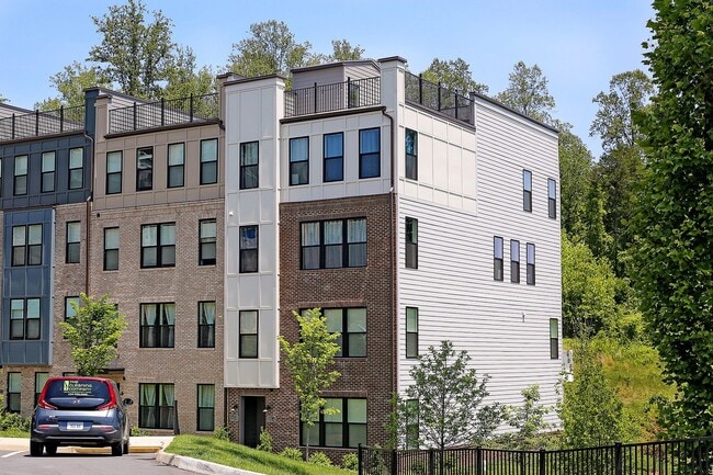 Building Photo - Pet-Friendly Brookhill Commons End-Unit Condo